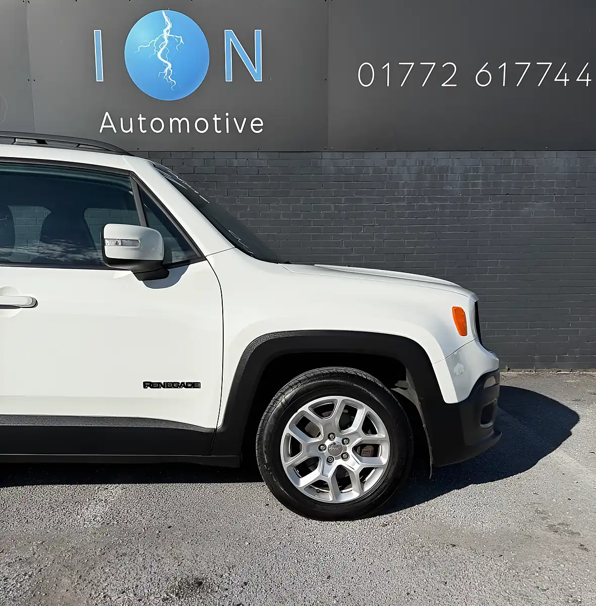 Used 2016 Jeep Renegade Longitude White - Interior and Exterior details 10