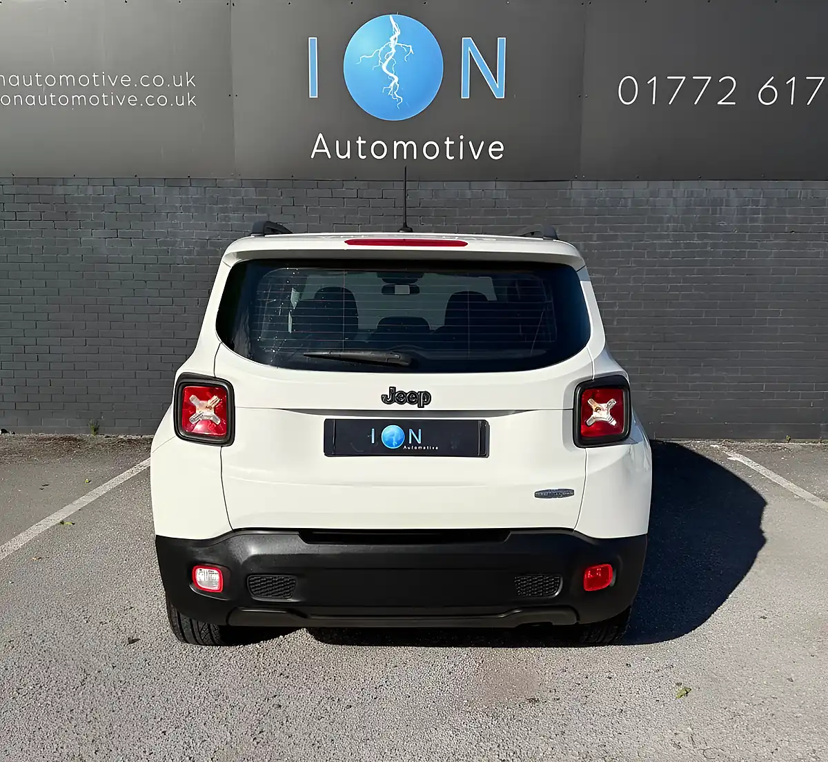 Used 2016 Jeep Renegade Longitude White - Interior and Exterior details 12