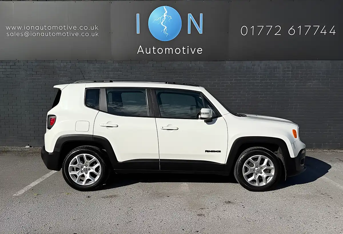 Used 2016 Jeep Renegade Longitude White - Interior and Exterior details 5