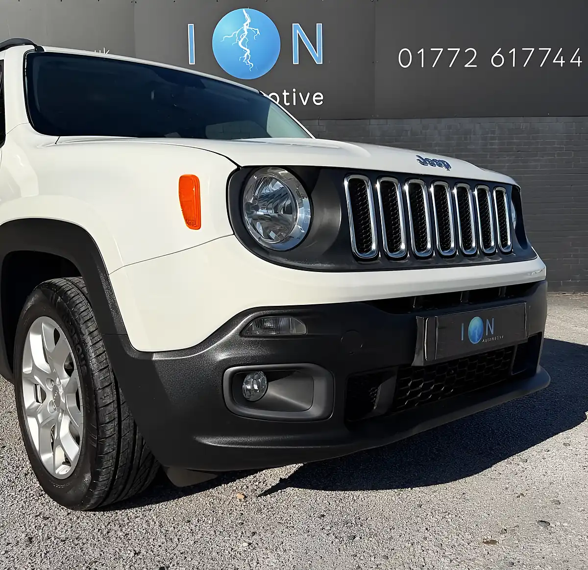 Used 2016 Jeep Renegade Longitude White - Interior and Exterior details 6