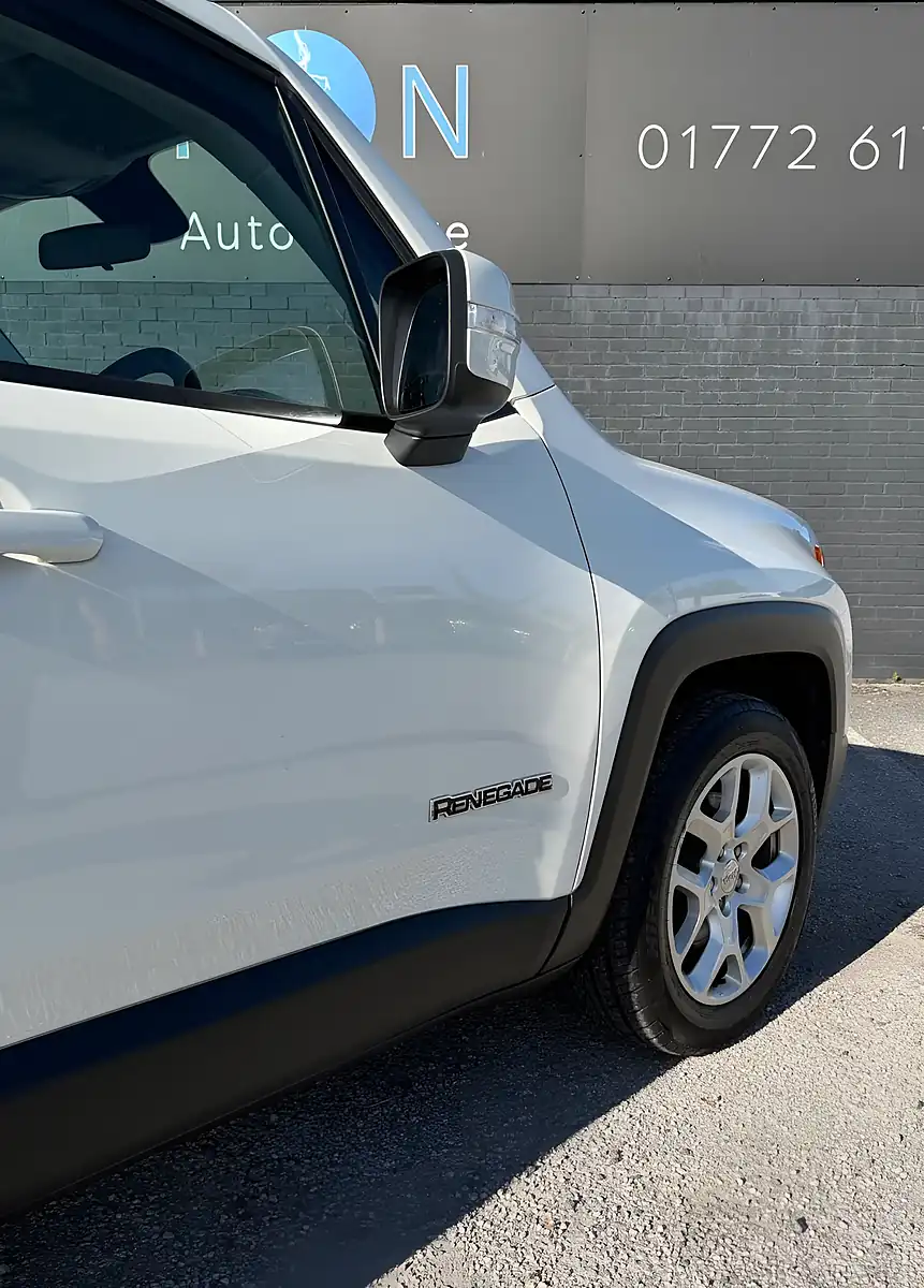 Used 2016 Jeep Renegade Longitude White - Interior and Exterior details 7