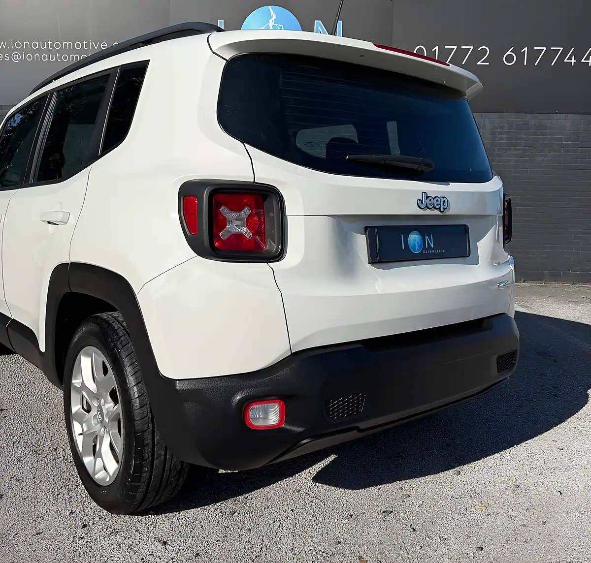 Used 2016 Jeep Renegade Longitude White - Interior and Exterior details 8