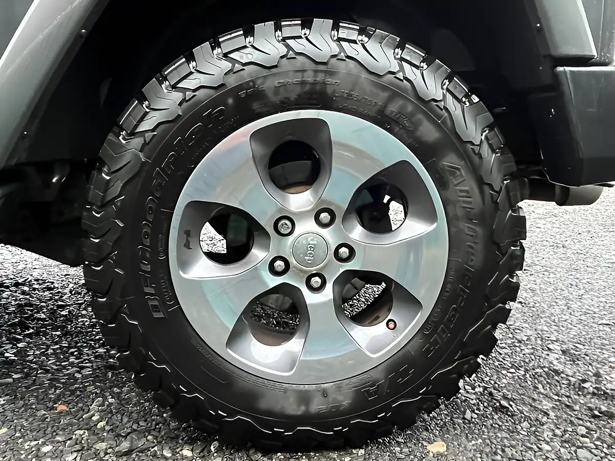 Used 2016 Jeep Wrangler Overland Grey - Interior and Exterior details 8