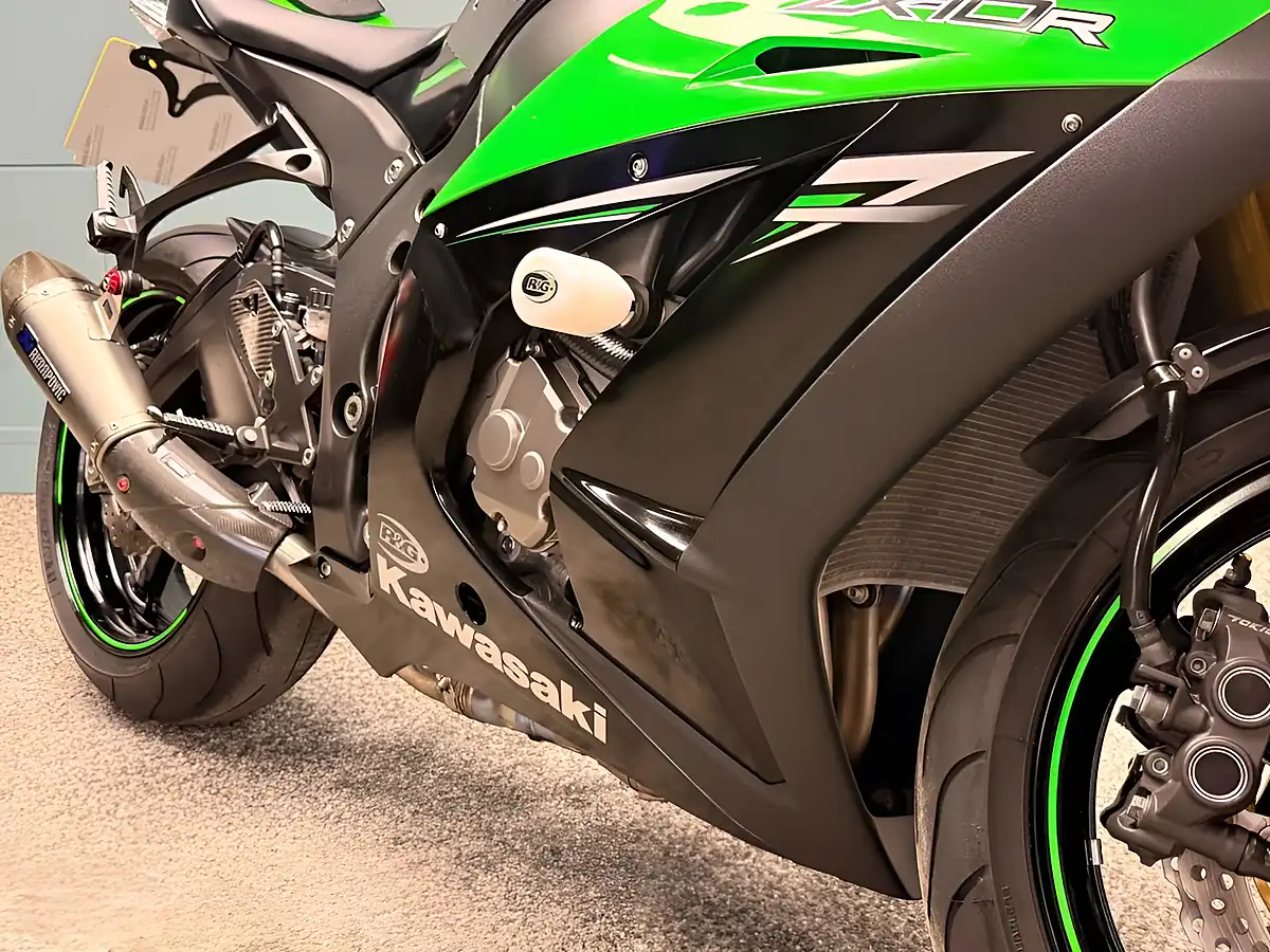 Used 2016 Kawasaki Ninja ZX-10R 1000 Super Sports Green - Interior and Exterior details 12