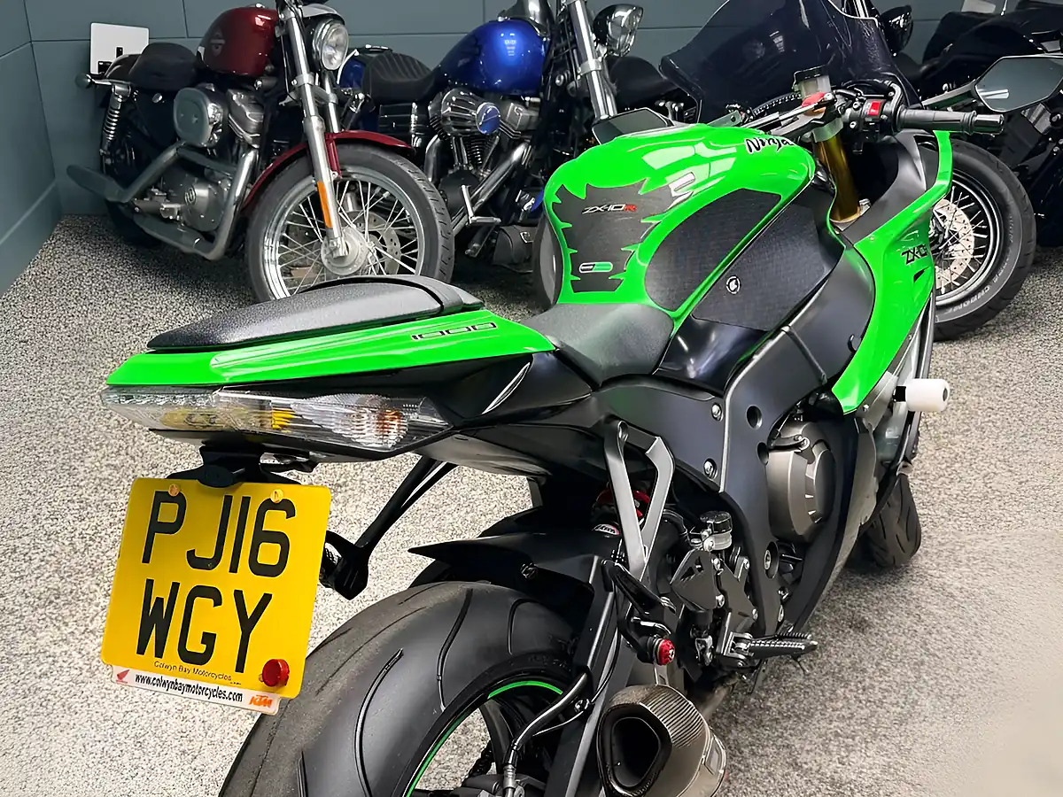 Used 2016 Kawasaki Ninja ZX-10R 1000 Super Sports Green - Interior and Exterior details 14