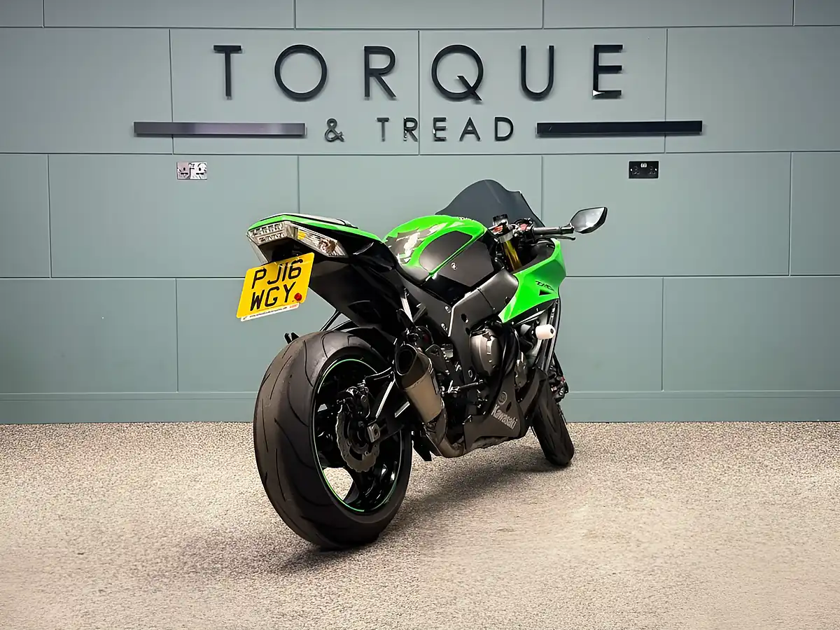 Used 2016 Kawasaki Ninja ZX-10R 1000 Super Sports Green - Interior and Exterior details 4