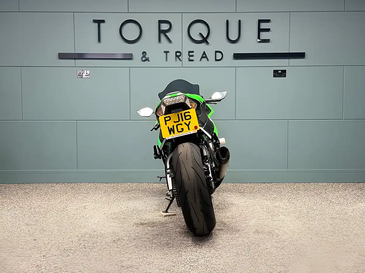 Used 2016 Kawasaki Ninja ZX-10R 1000 Super Sports Green - Interior and Exterior details 5