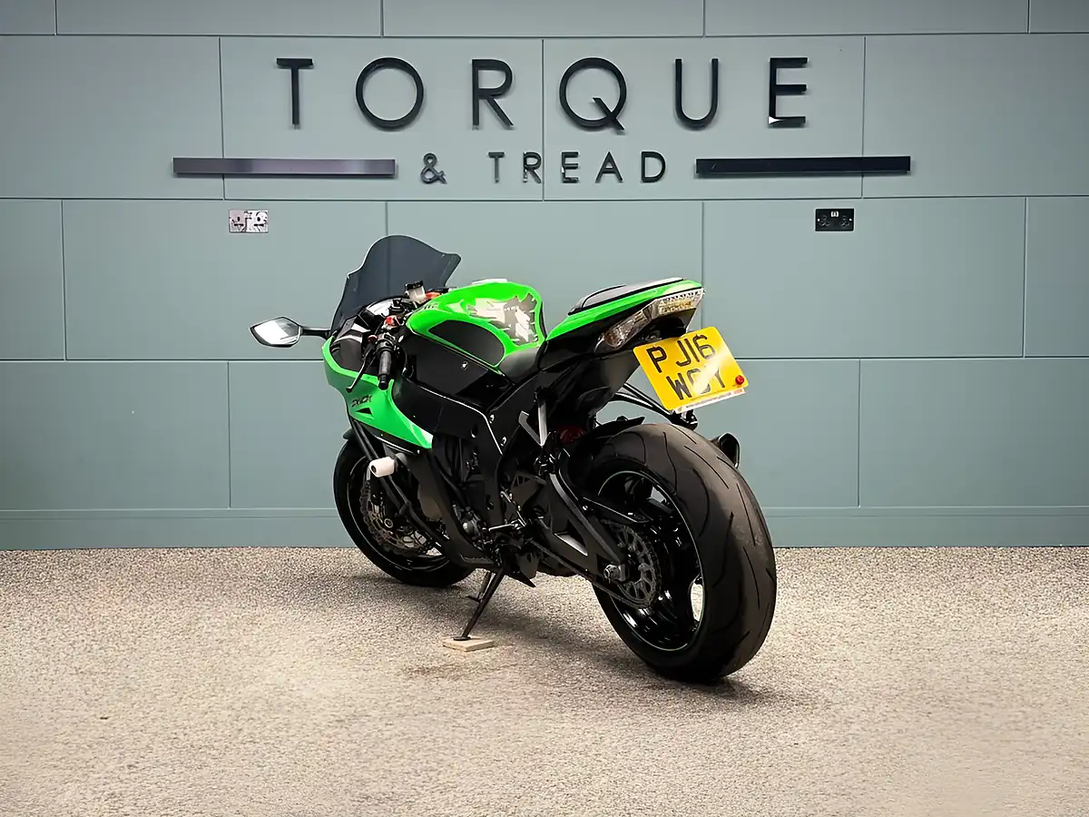 Used 2016 Kawasaki Ninja ZX-10R 1000 Super Sports Green - Interior and Exterior details 6