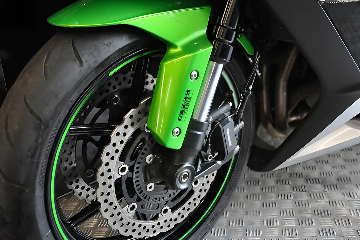 Used 2016 Kawasaki Z1000-SX Full Luggage Green - Interior and Exterior details 10