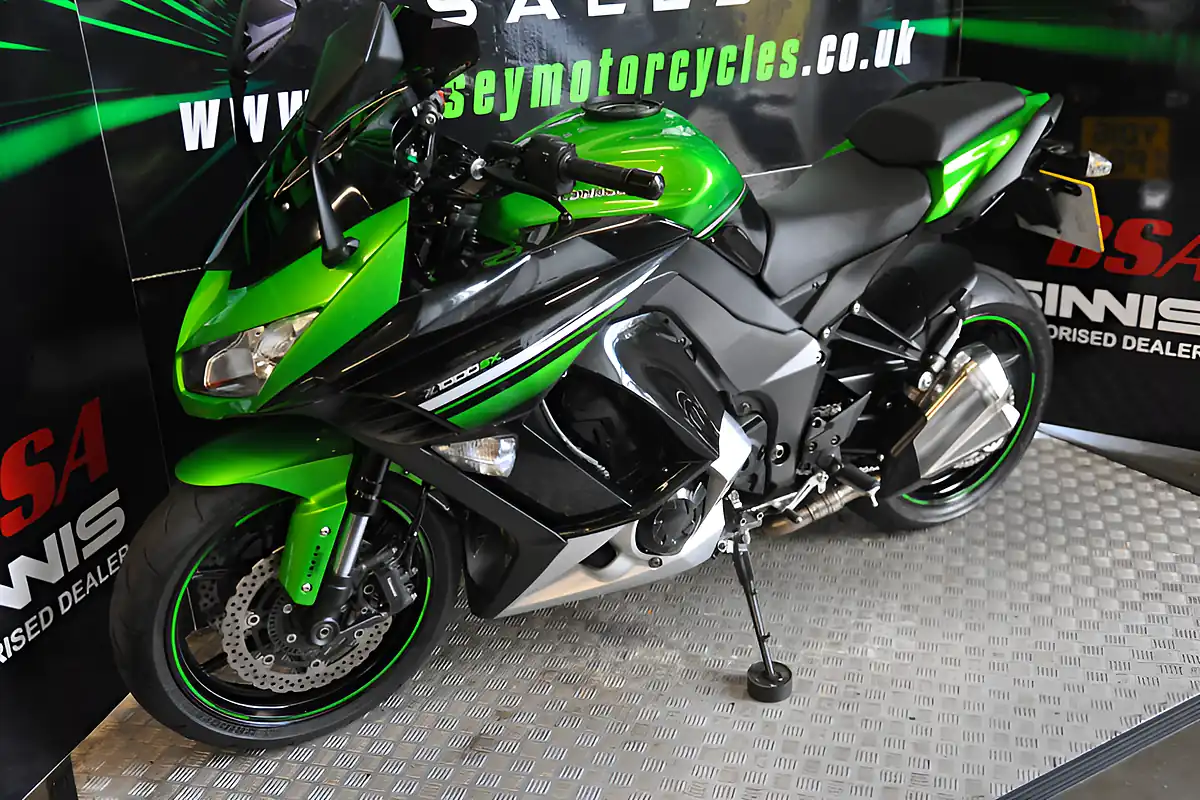 Used 2016 Kawasaki Z1000-SX Full Luggage Green - Interior and Exterior details 4
