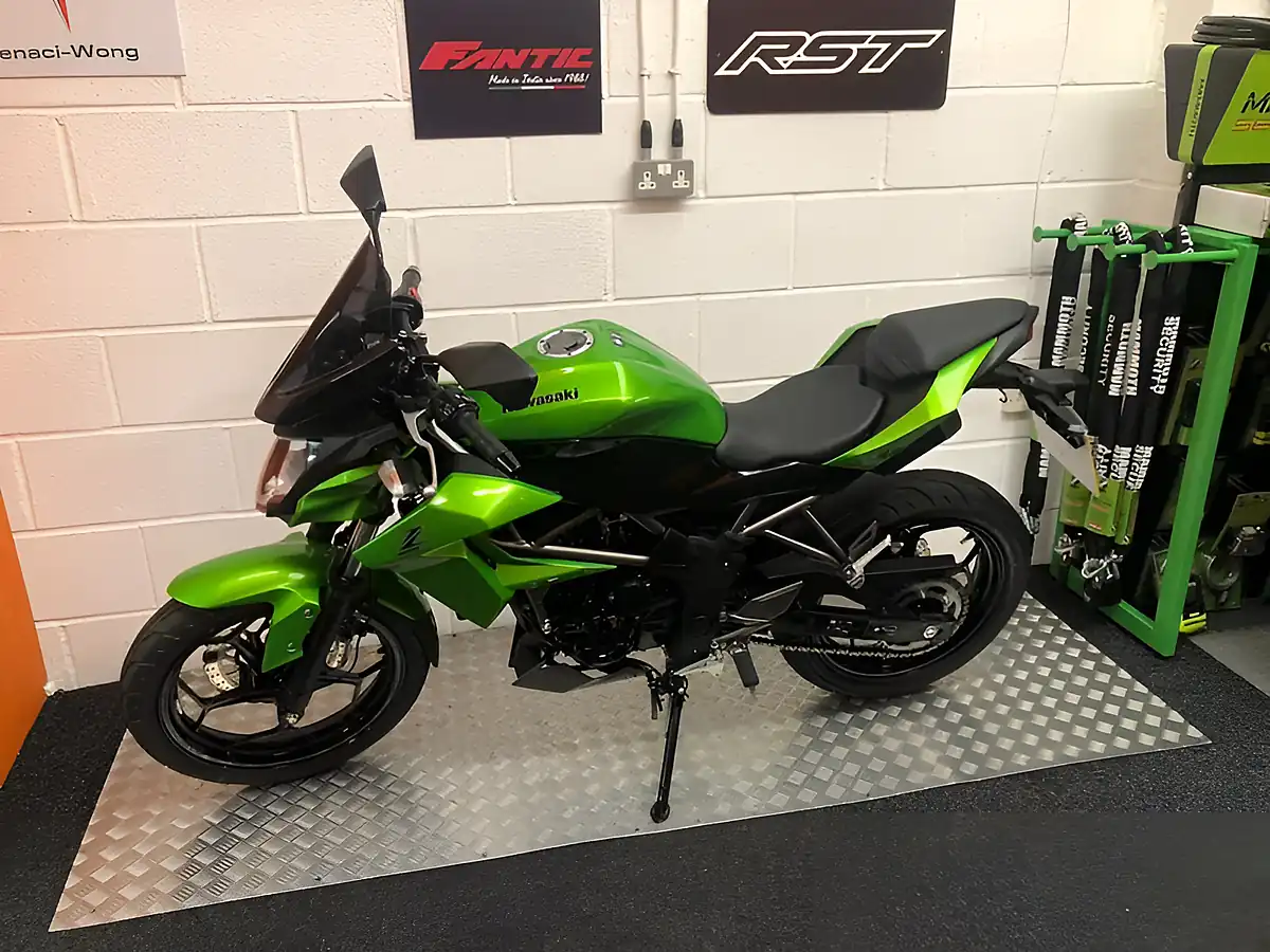 Used 2016 Kawasaki Z250 Sl Metallic Green - Interior and Exterior details 10
