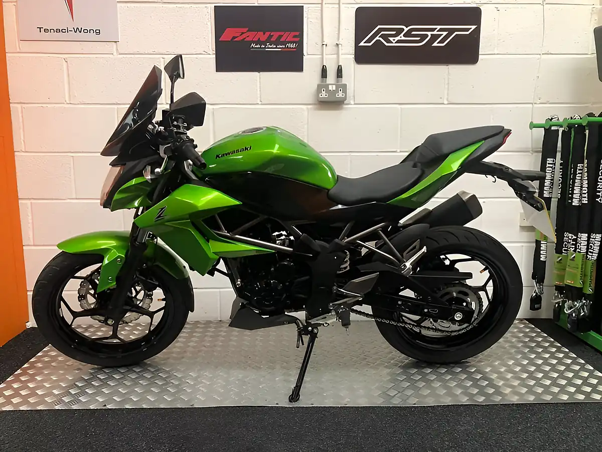 Used 2016 Kawasaki Z250 Sl Metallic Green - Interior and Exterior details 2