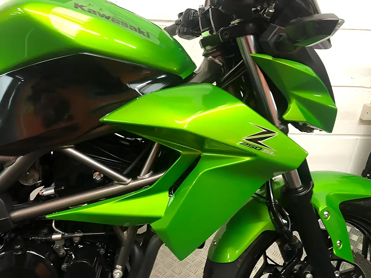 Used 2016 Kawasaki Z250 Sl Metallic Green - Interior and Exterior details 5