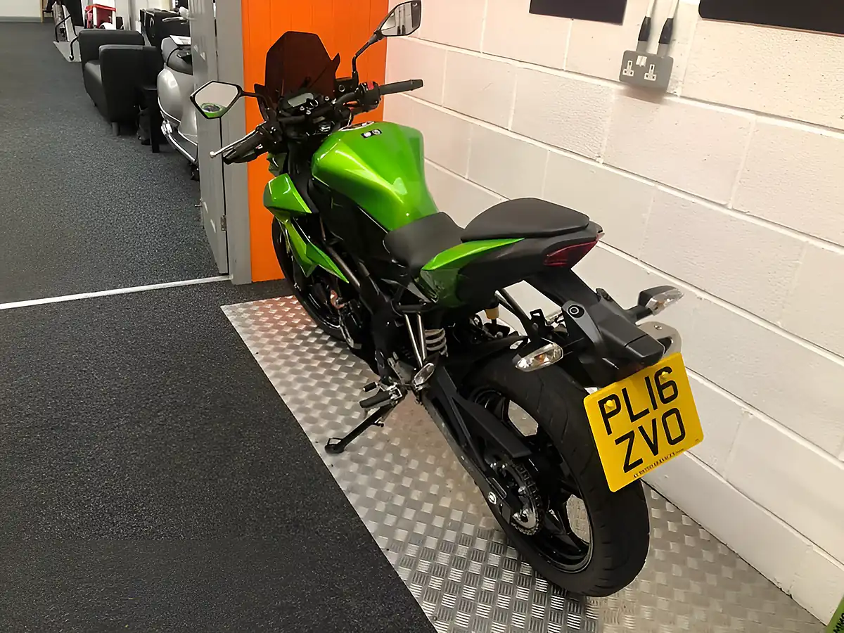 Used 2016 Kawasaki Z250 Sl Metallic Green - Interior and Exterior details 6