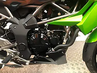 Used 2016 Kawasaki Z250 Sl Metallic Green - Interior and Exterior details 8