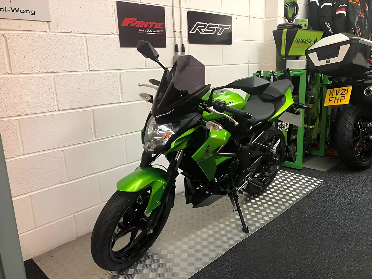 Used 2016 Kawasaki Z250 Sl Metallic Green - Interior and Exterior details 9