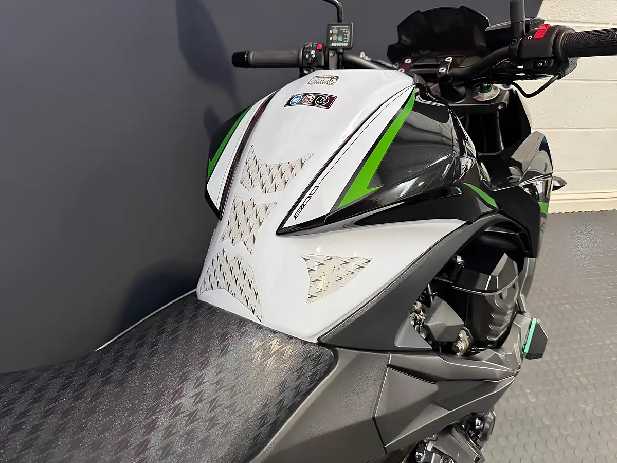 Used 2016 Kawasaki Z800 - Interior and Exterior details 11