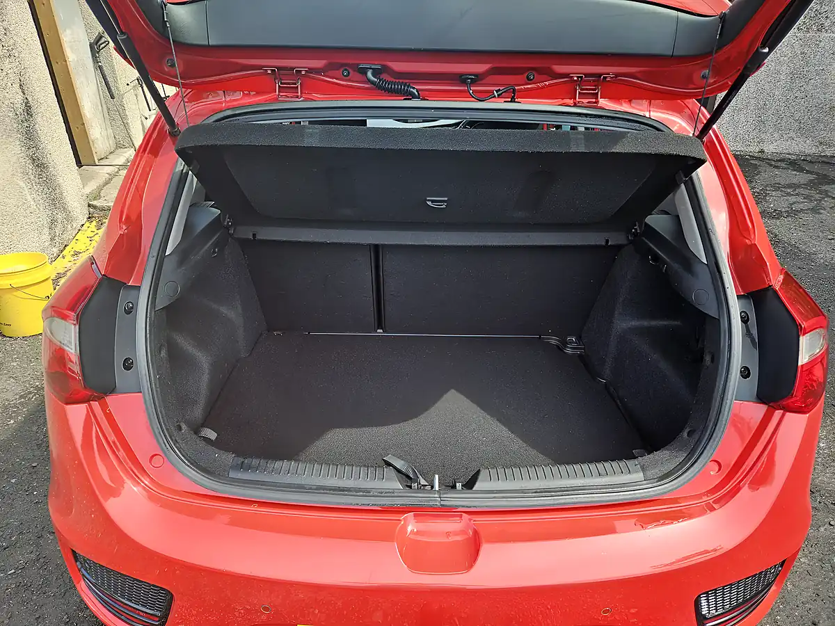 Used 2016 Kia Ceed 2 Red - Interior and Exterior details 9