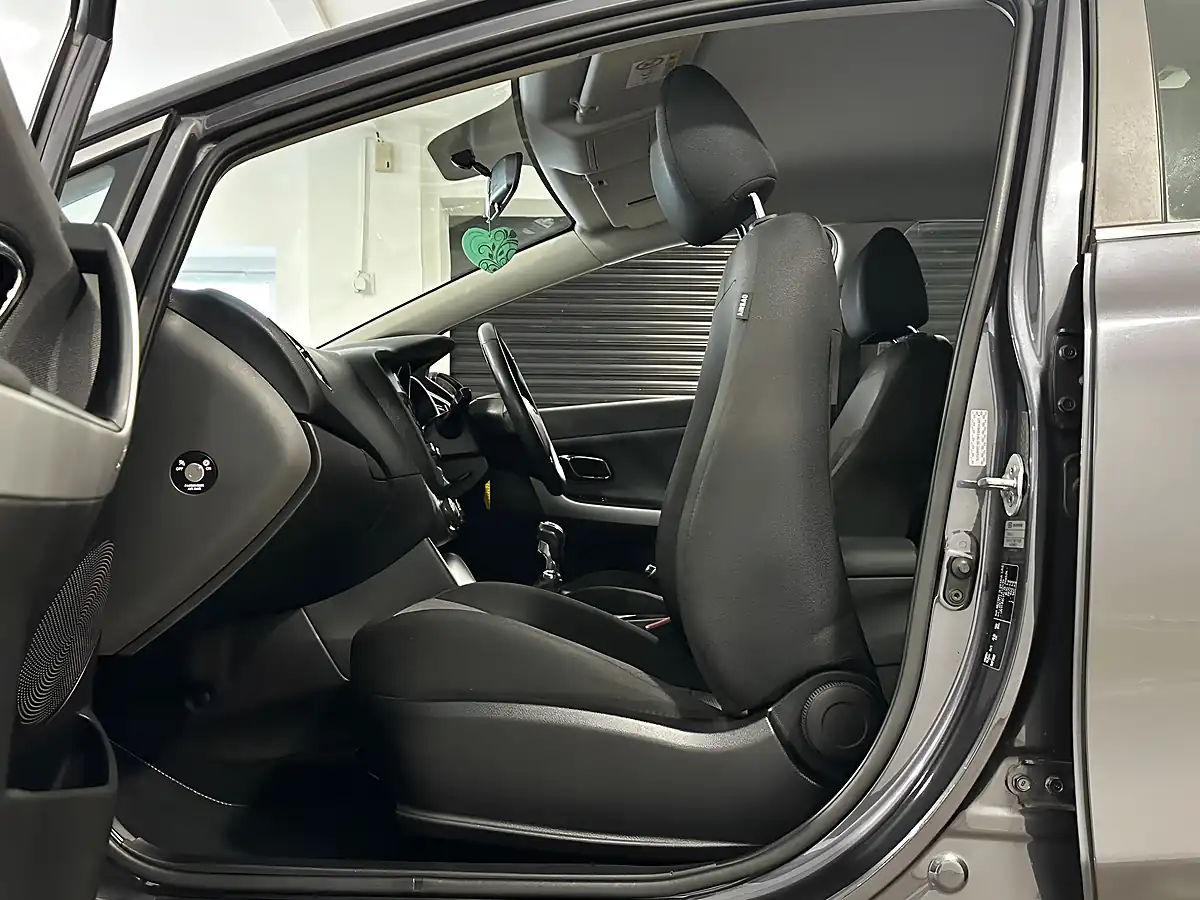 Used 2016 Kia Ceed 2 Silver - Interior and Exterior details 11