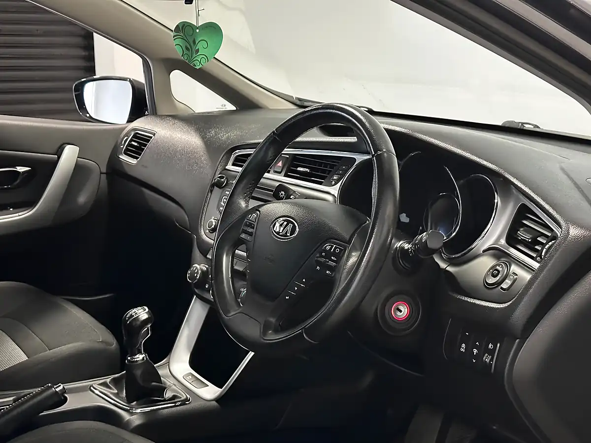 Used 2016 Kia Ceed 2 Silver - Interior and Exterior details 2
