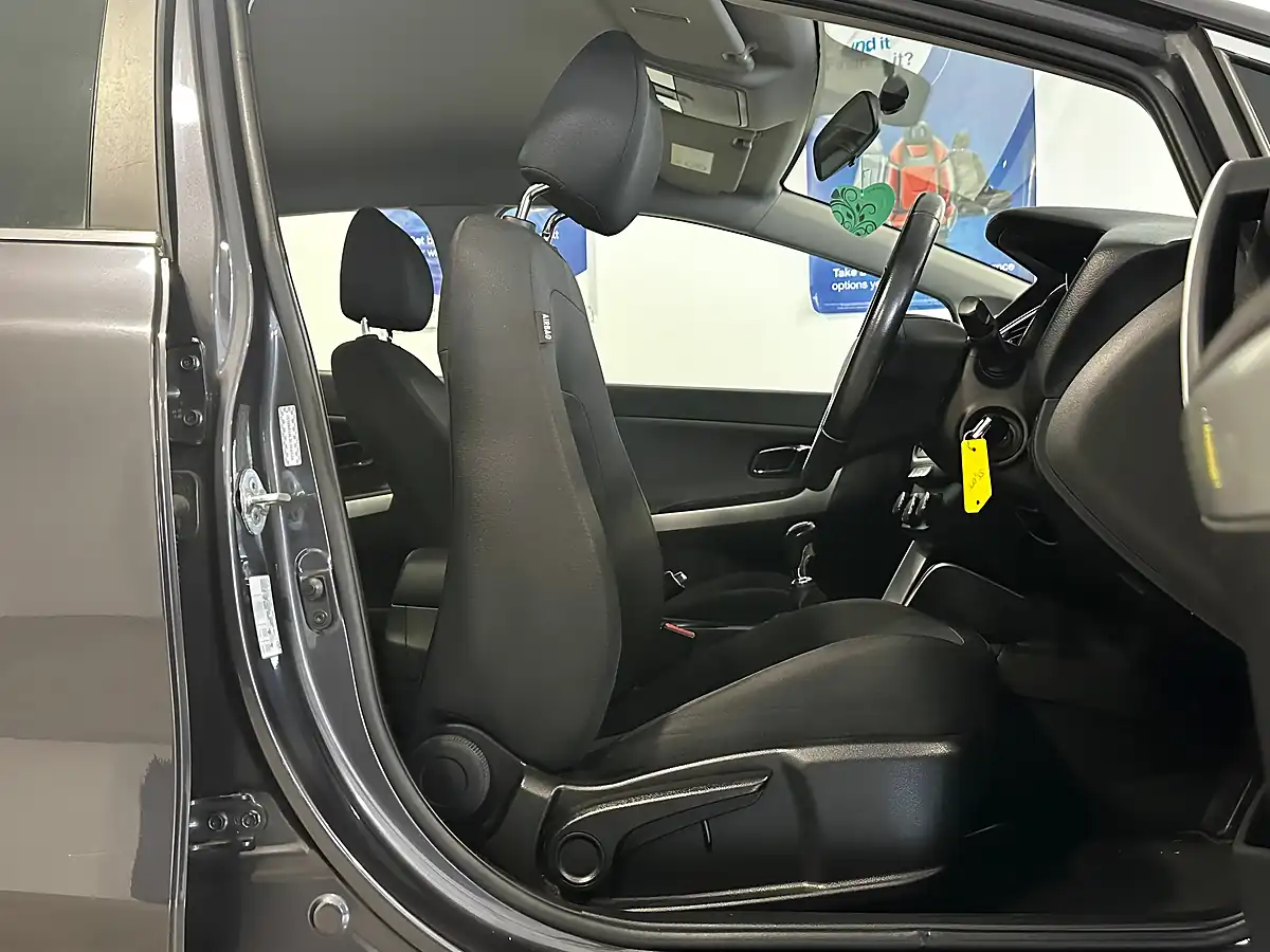 Used 2016 Kia Ceed 2 Silver - Interior and Exterior details 3