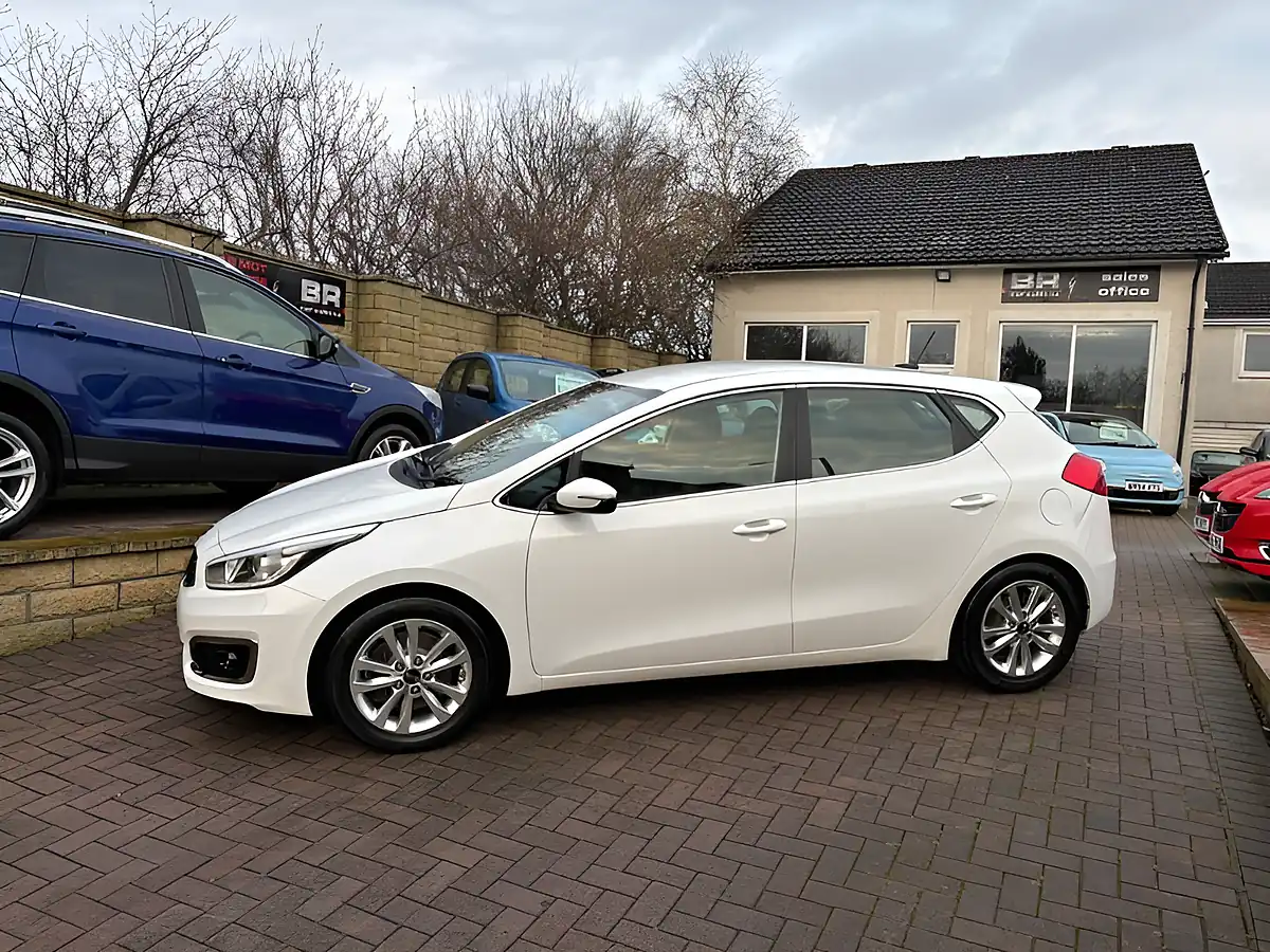Used 2016 Kia Ceed 2 White - Interior and Exterior details 5
