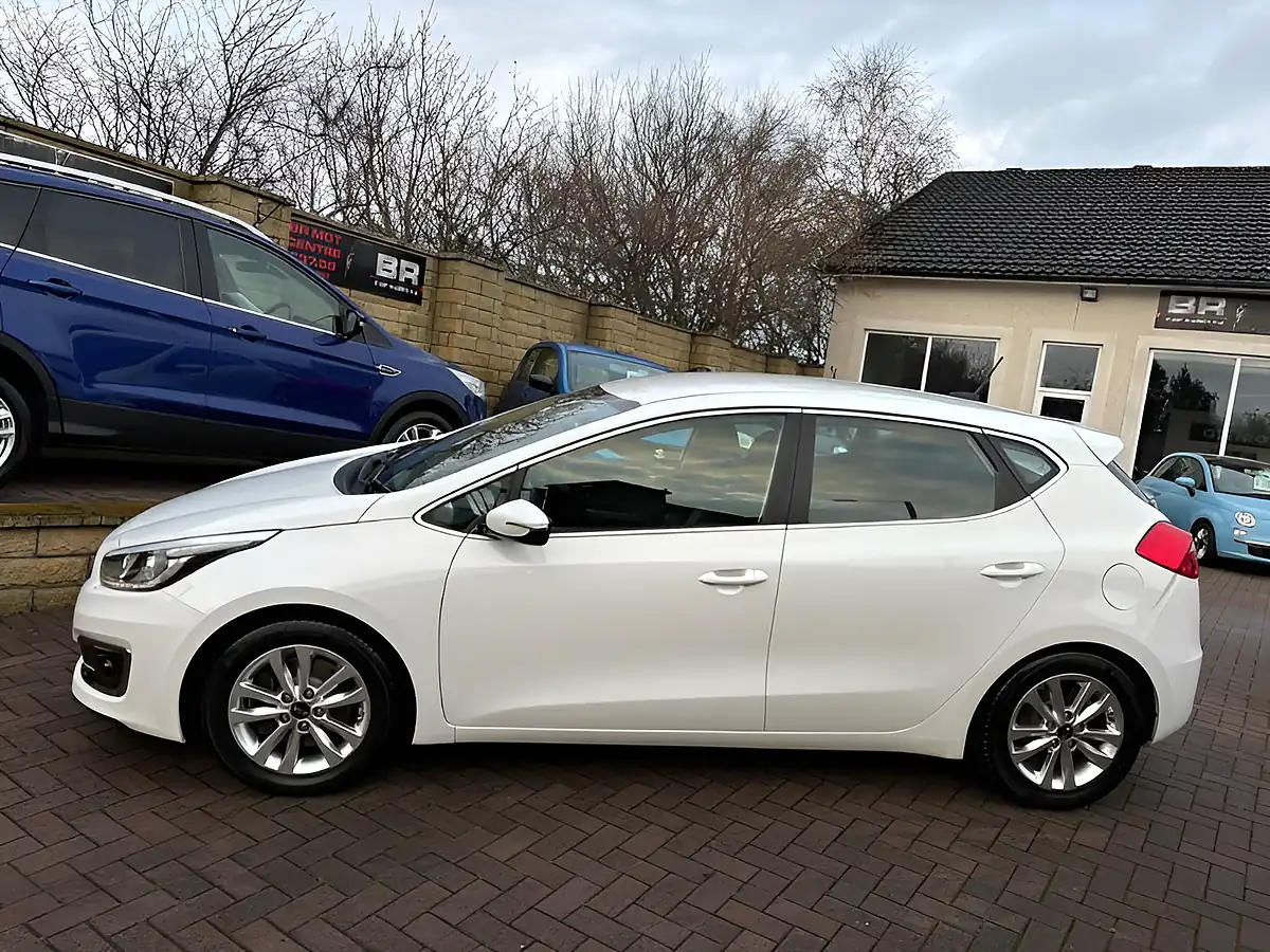 Used 2016 Kia Ceed 2 White - Interior and Exterior details 6