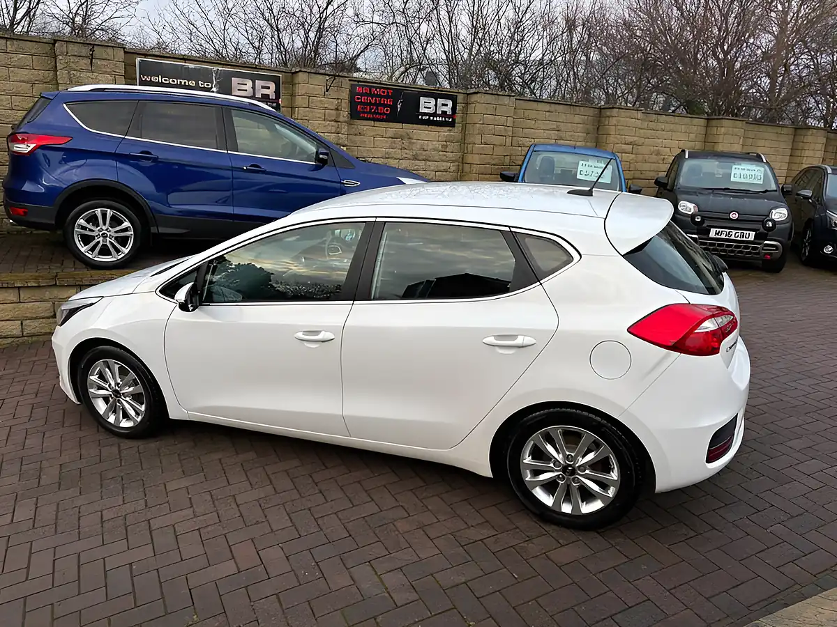 Used 2016 Kia Ceed 2 White - Interior and Exterior details 7
