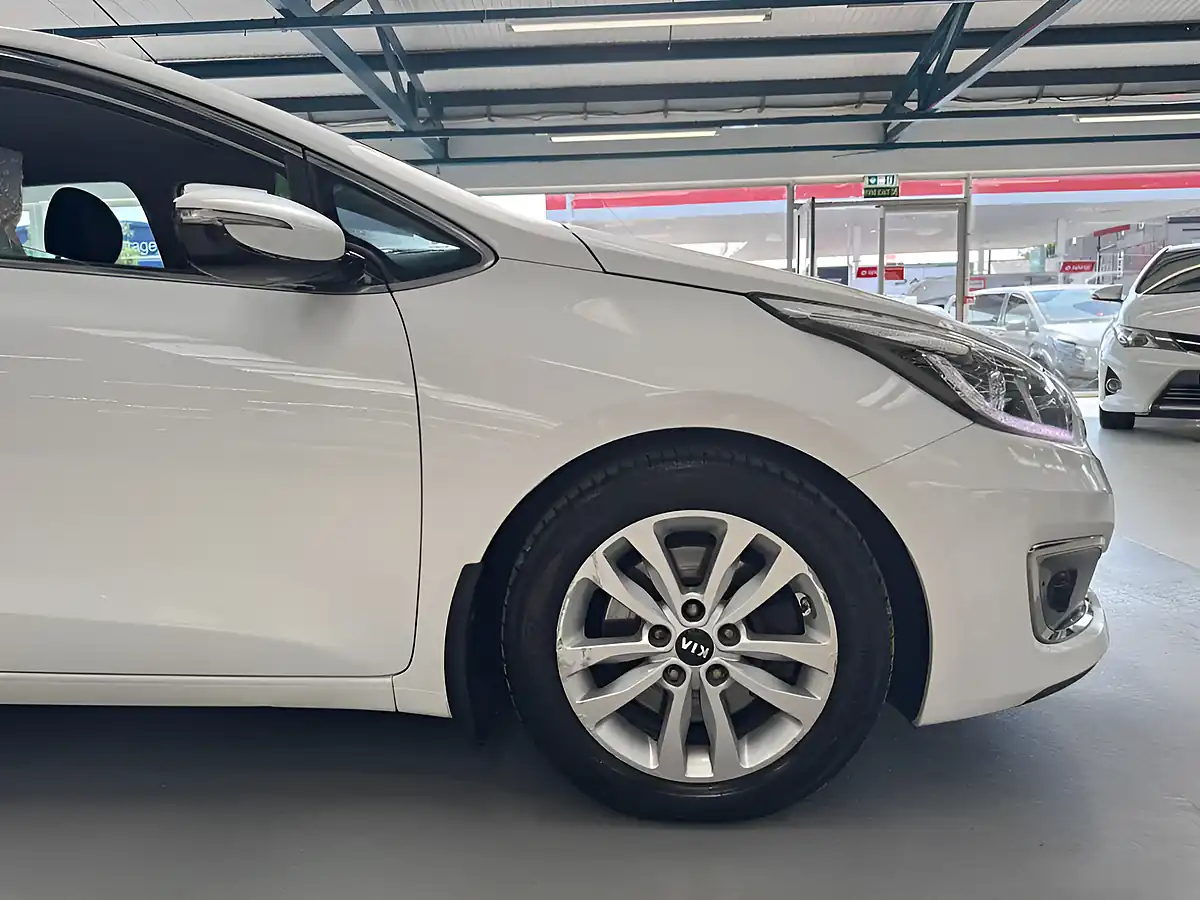 Used 2016 Kia Ceed 2 White - Interior and Exterior details 11