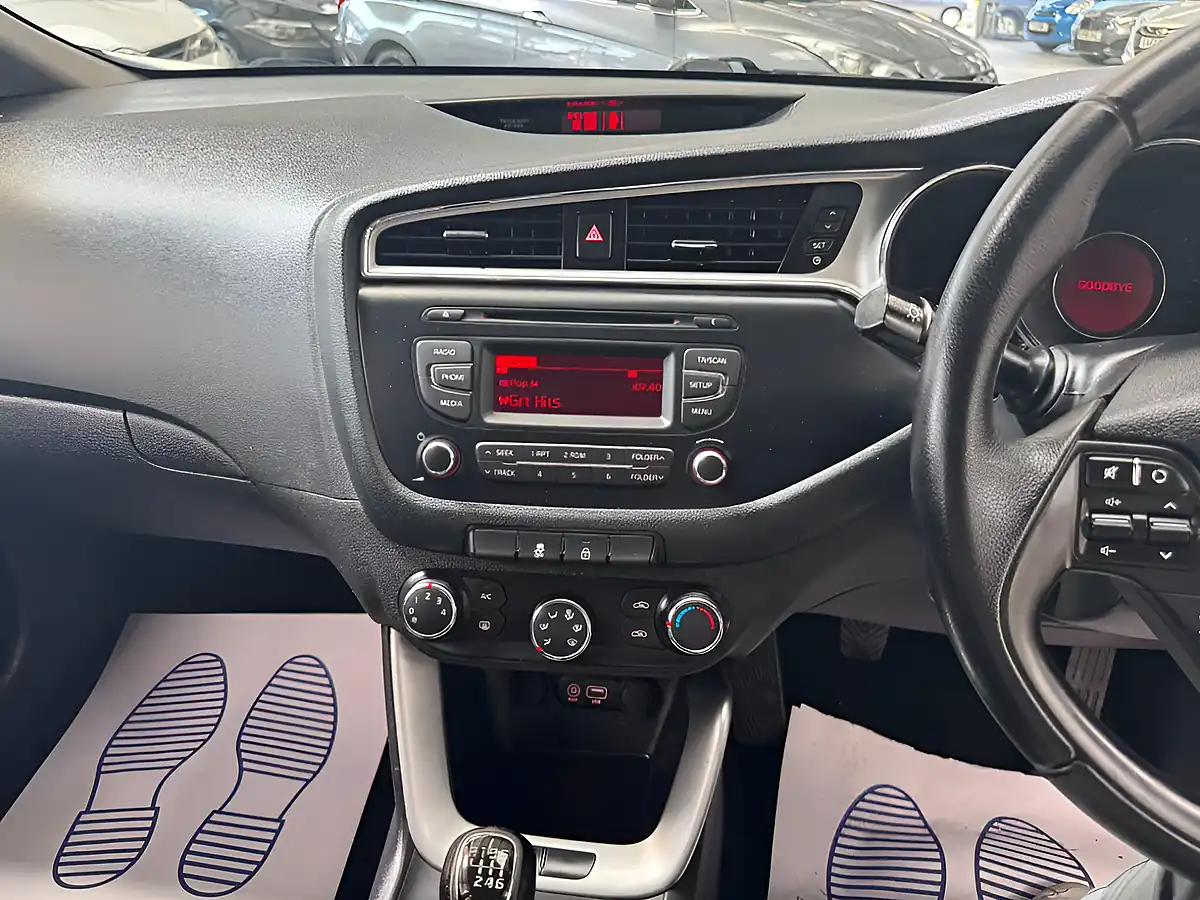 Used 2016 Kia Ceed 2 White - Interior and Exterior details 12