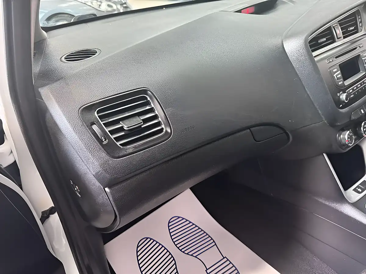 Used 2016 Kia Ceed 2 White - Interior and Exterior details 16