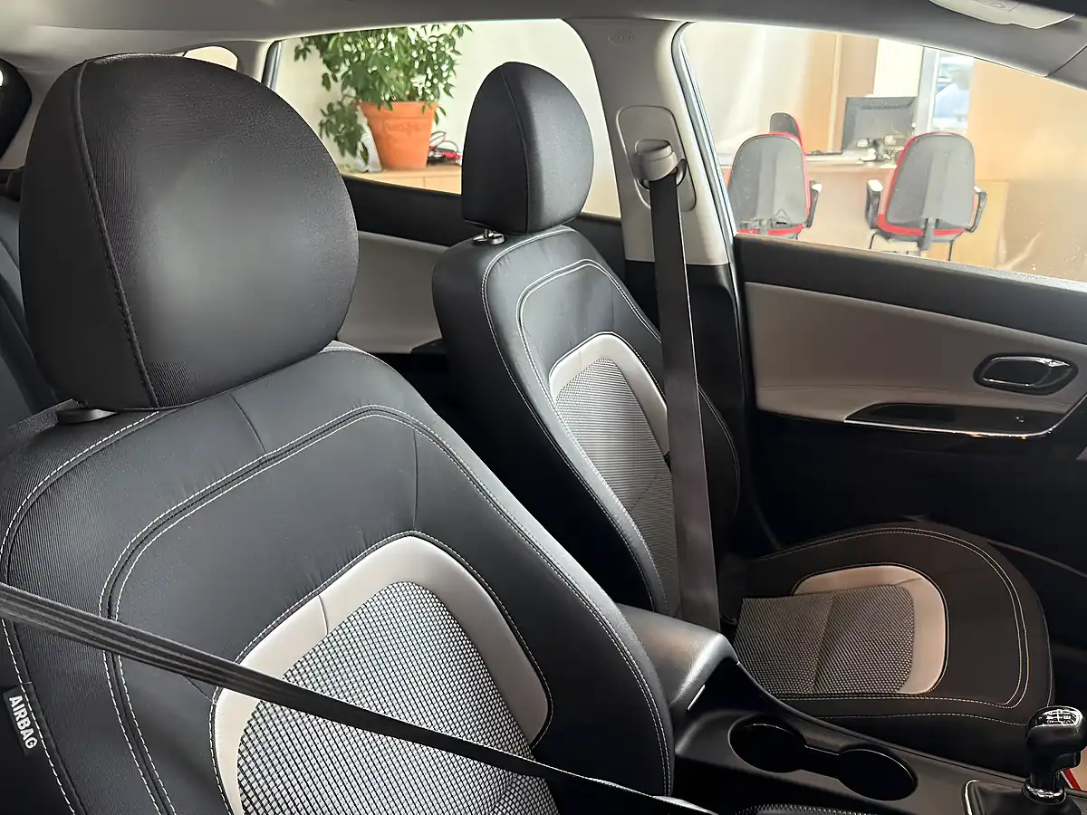 Used 2016 Kia Ceed 3 Blue - Interior and Exterior details 14