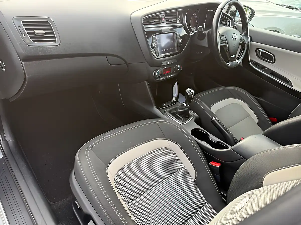 Used 2016 Kia Ceed 3 Silver - Interior and Exterior details 16
