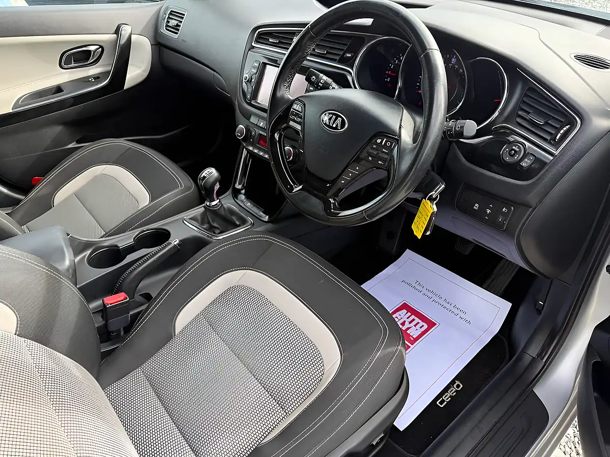 Used 2016 Kia Ceed 3 Silver - Interior and Exterior details 7