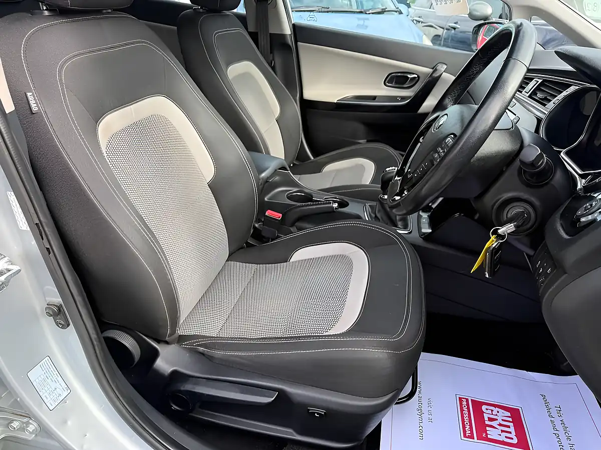 Used 2016 Kia Ceed 3 Silver - Interior and Exterior details 8