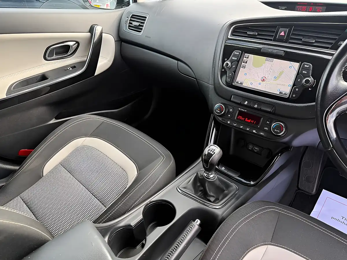 Used 2016 Kia Ceed 3 Silver - Interior and Exterior details 9