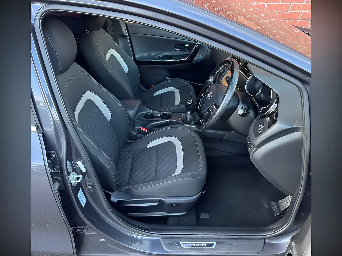 Used 2016 Kia Ceed GT-Line Silver - Interior and Exterior details 11
