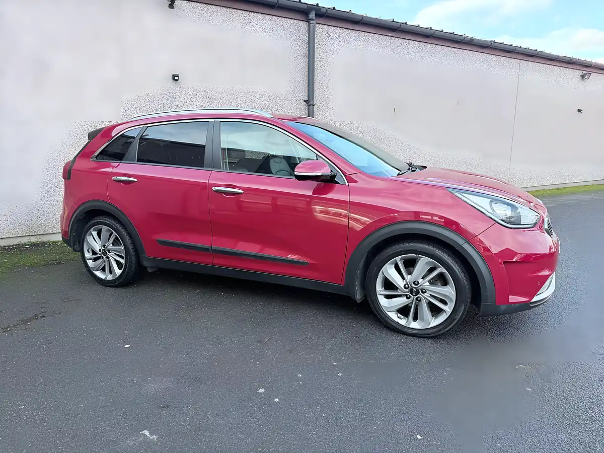 Used 2016 Kia Niro 3 Red - Interior and Exterior details 11