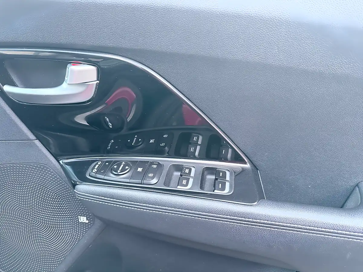 Used 2016 Kia Niro 3 Red - Interior and Exterior details 17