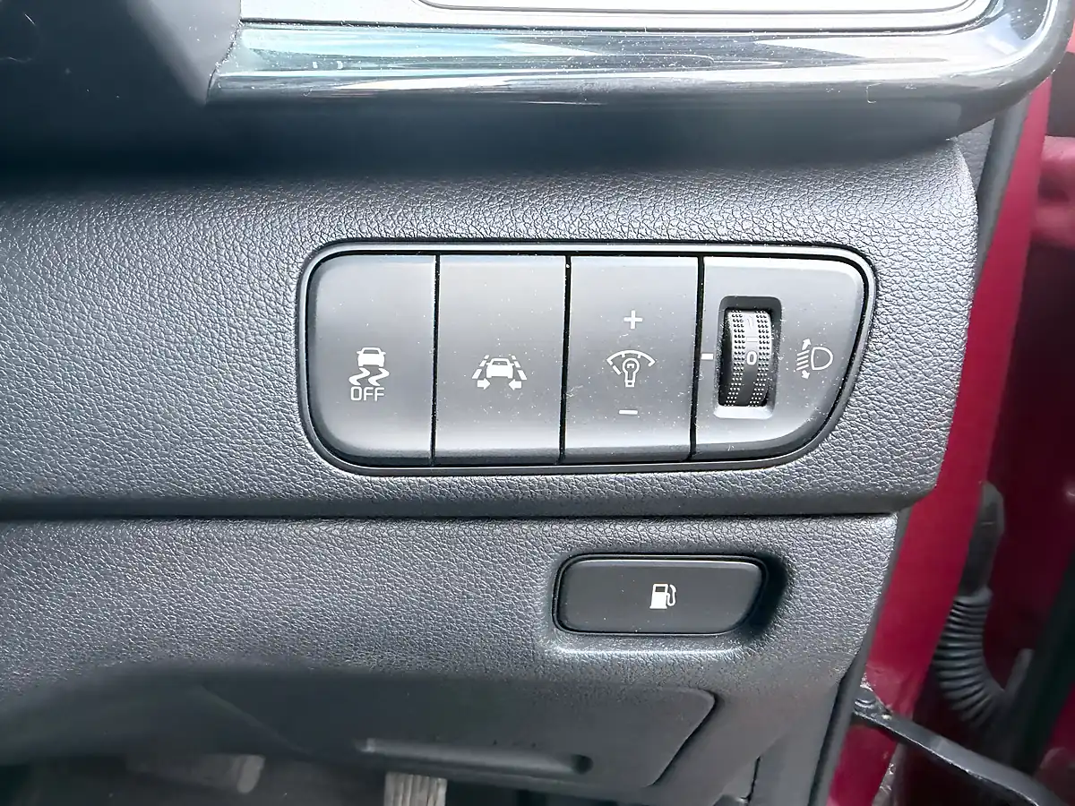 Used 2016 Kia Niro 3 Red - Interior and Exterior details 18