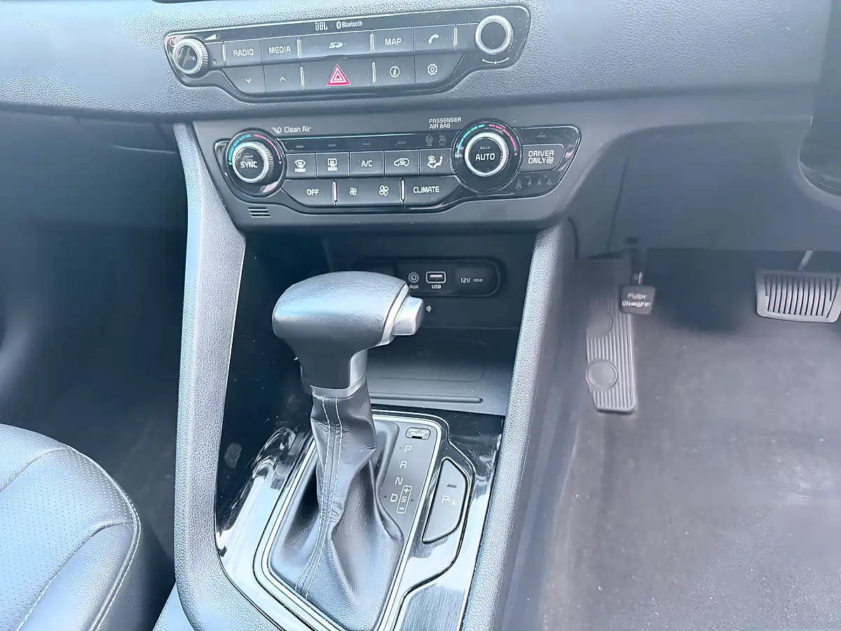 Used 2016 Kia Niro 3 Red - Interior and Exterior details 20