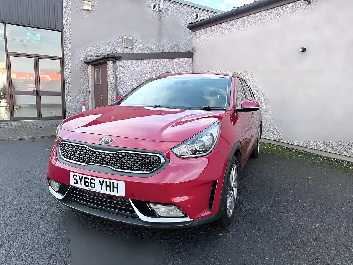 Used 2016 Kia Niro 3 Red - Interior and Exterior details 4