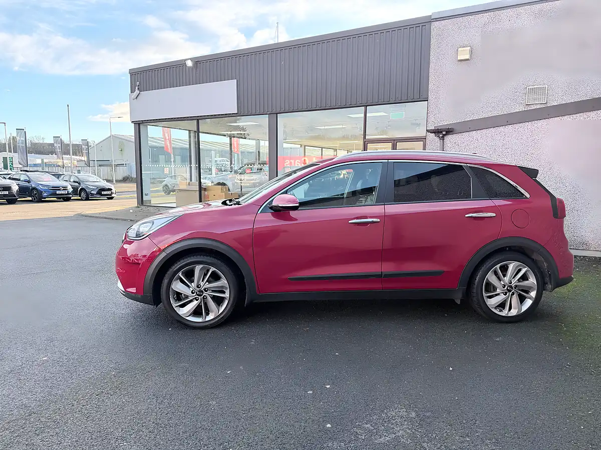 Used 2016 Kia Niro 3 Red - Interior and Exterior details 6