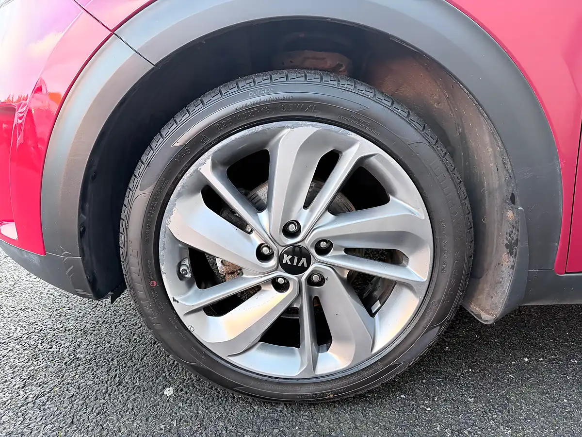 Used 2016 Kia Niro 3 Red - Interior and Exterior details 7