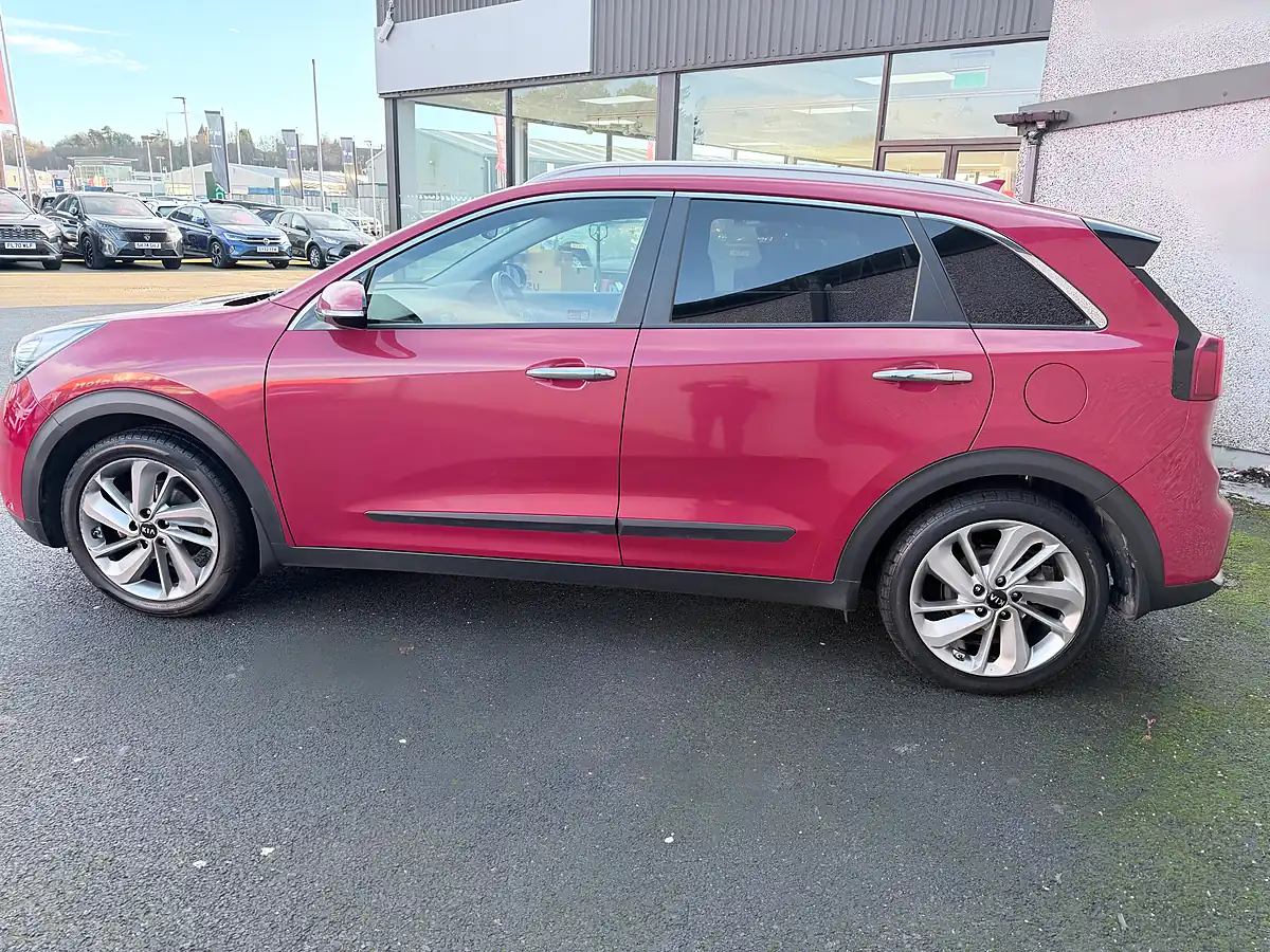 Used 2016 Kia Niro 3 Red - Interior and Exterior details 8