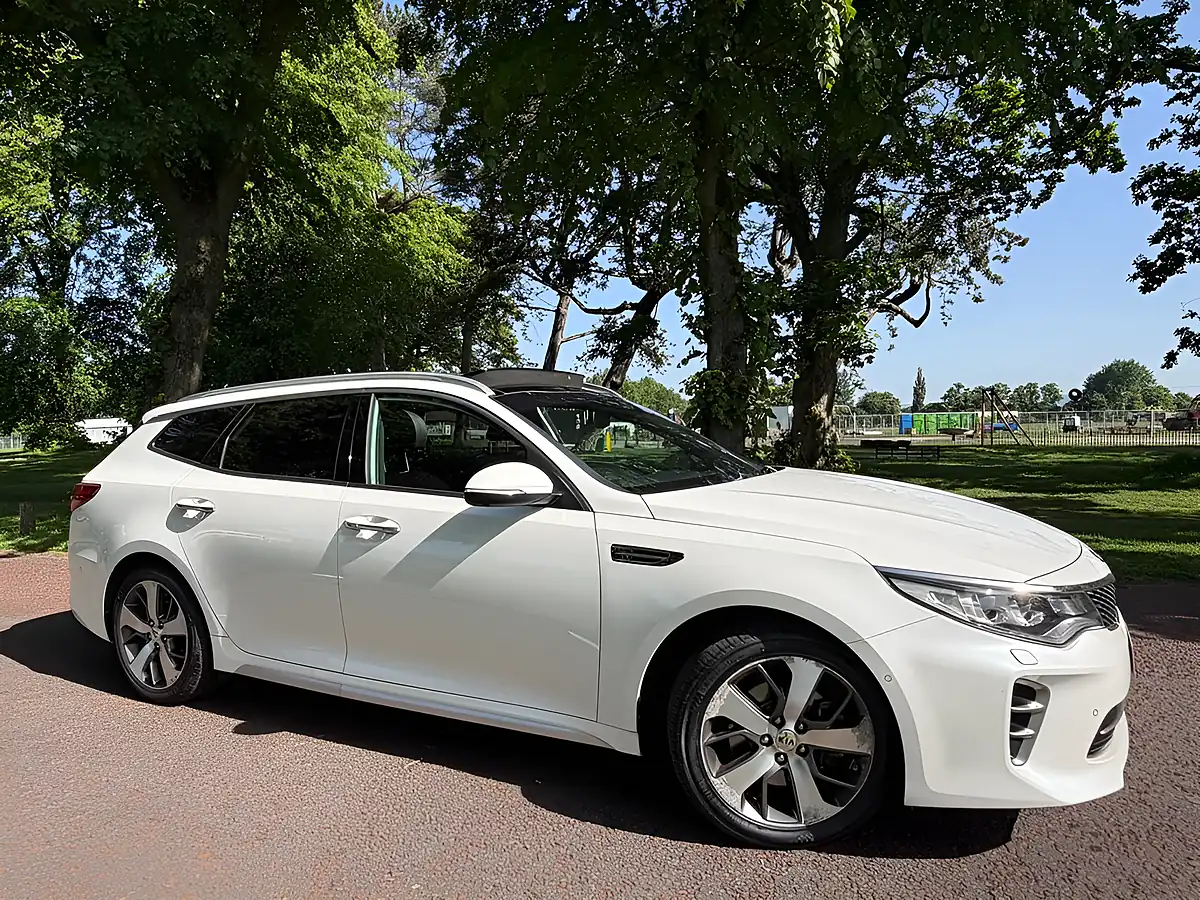 Used 2016 Kia Optima GT-Line S Sportswagon White - Front View