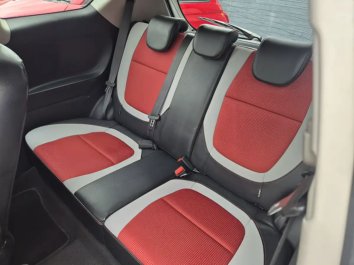 Used 2016 Kia Picanto Chilli White - Interior and Exterior details 15