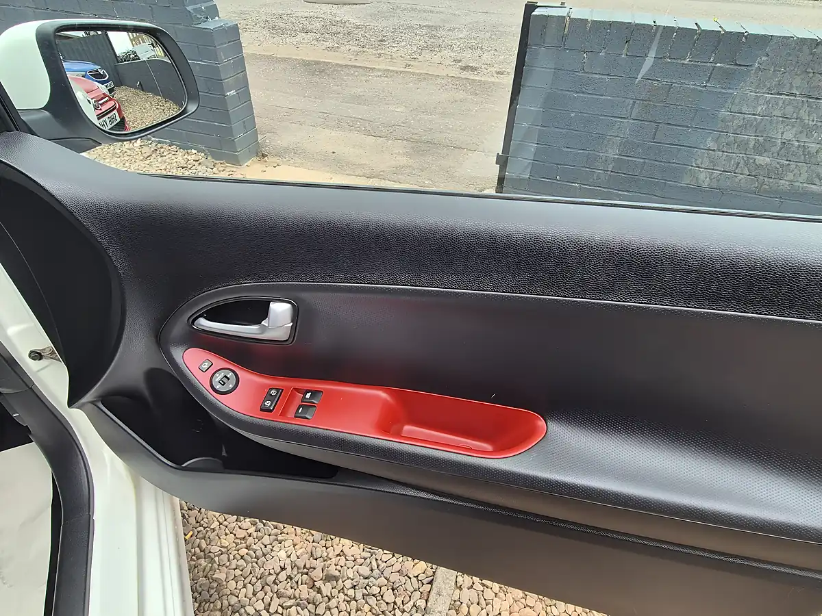 Used 2016 Kia Picanto Chilli White - Interior and Exterior details 16