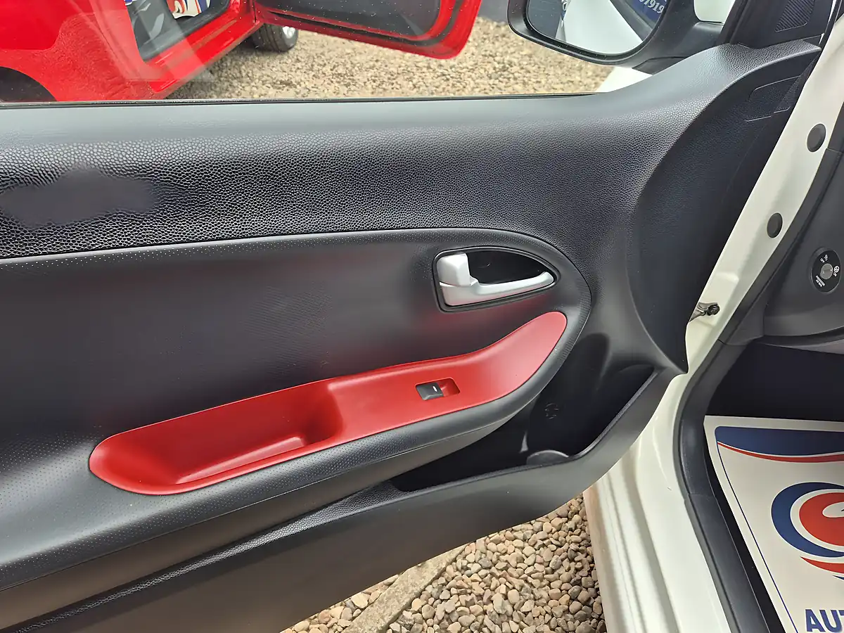 Used 2016 Kia Picanto Chilli White - Interior and Exterior details 17