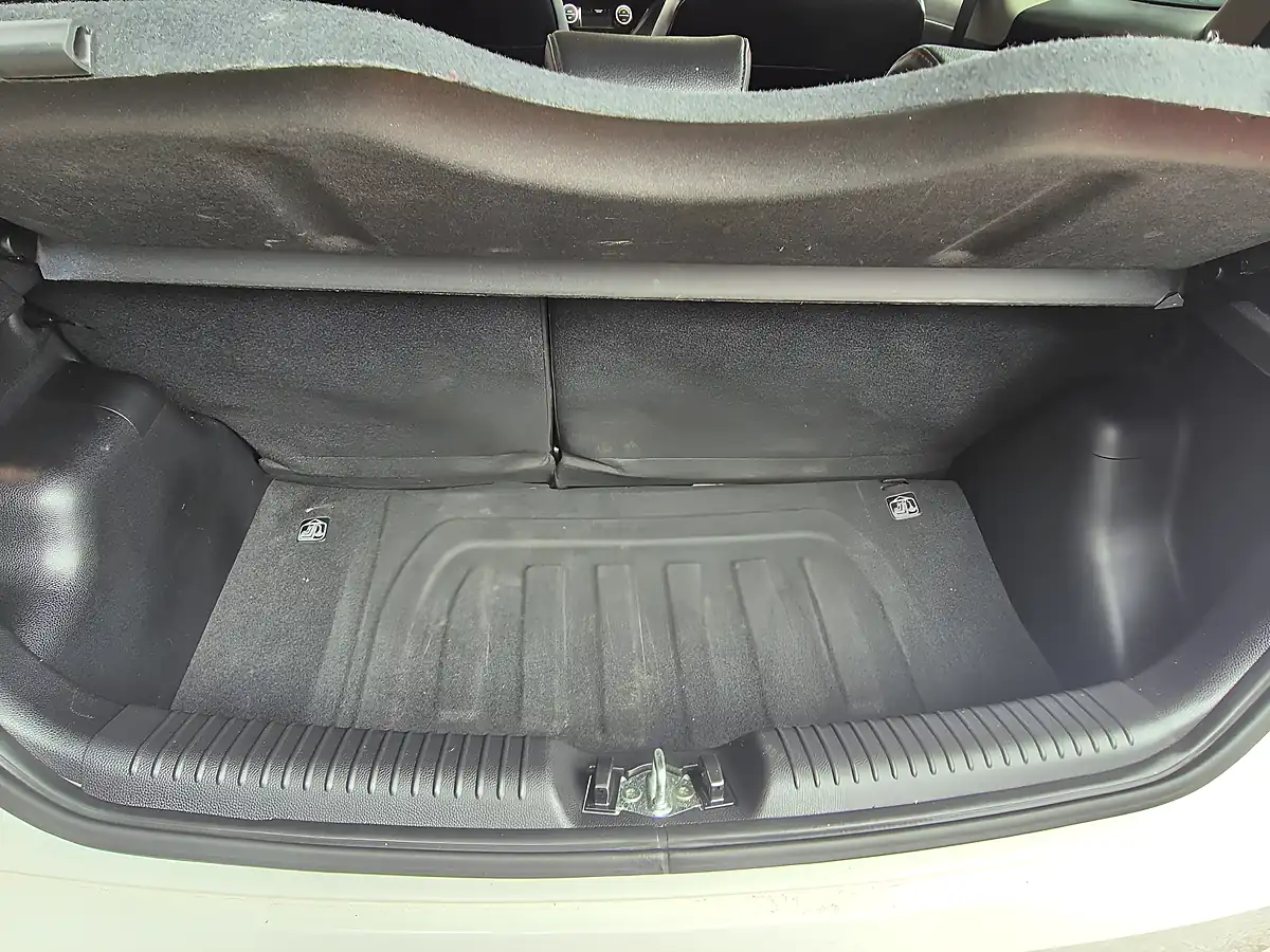 Used 2016 Kia Picanto Chilli White - Interior and Exterior details 19